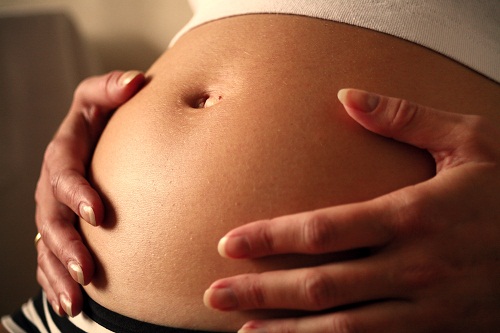 胚胎移植是泰国试管婴儿治疗过程中最后一个环节，也是至关重要的一个环节，胚胎移植后能否顺利着床关乎着能否成功妊娠怀孕，大部分试管患者在胚胎移植后都会将精力集中在胚胎是否着床这件事情上，所以在移植后每出现